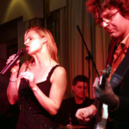 Sängerin und Gitarrist