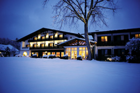 Alpenhof Murnau Gartenansicht Winter