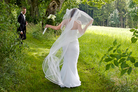 Hochzeitspaar im Grünen